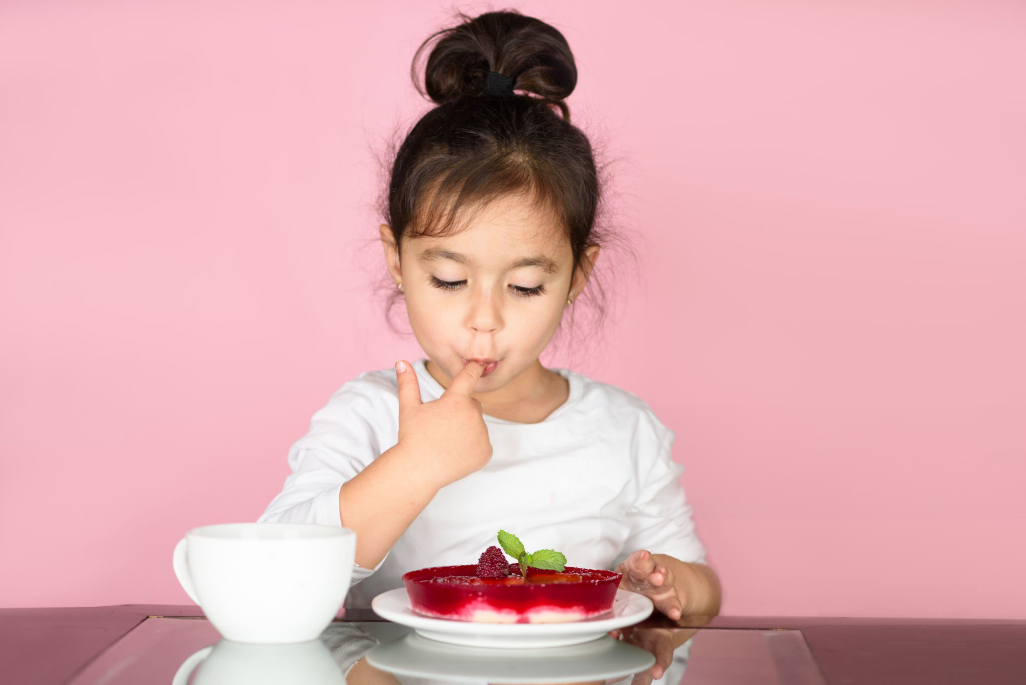 Petite fille concentrée en train de manger | Le Petit Décante