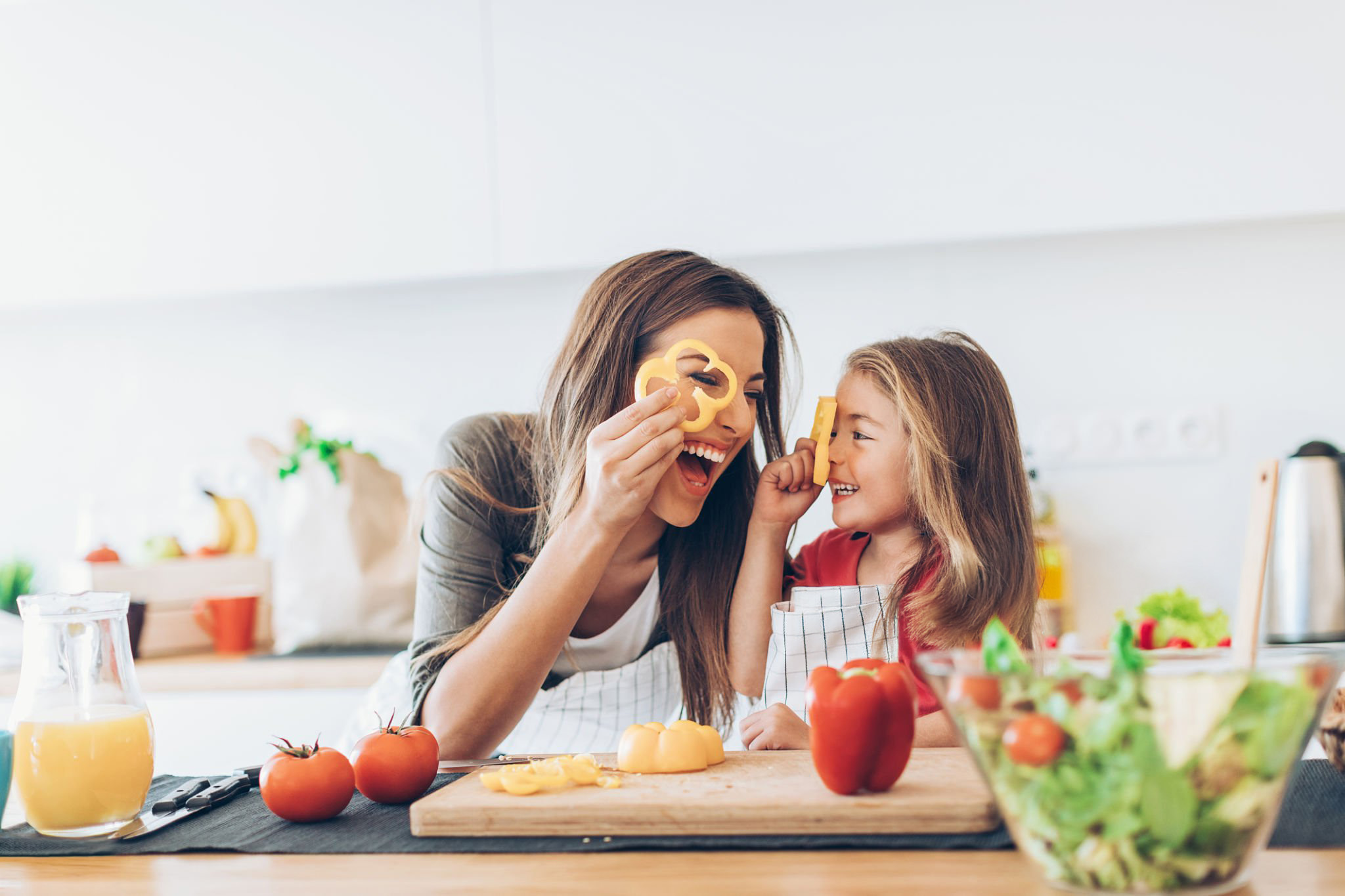 Famille partageant un moment de complicité lors d’un repas à table | Le Petit Décante